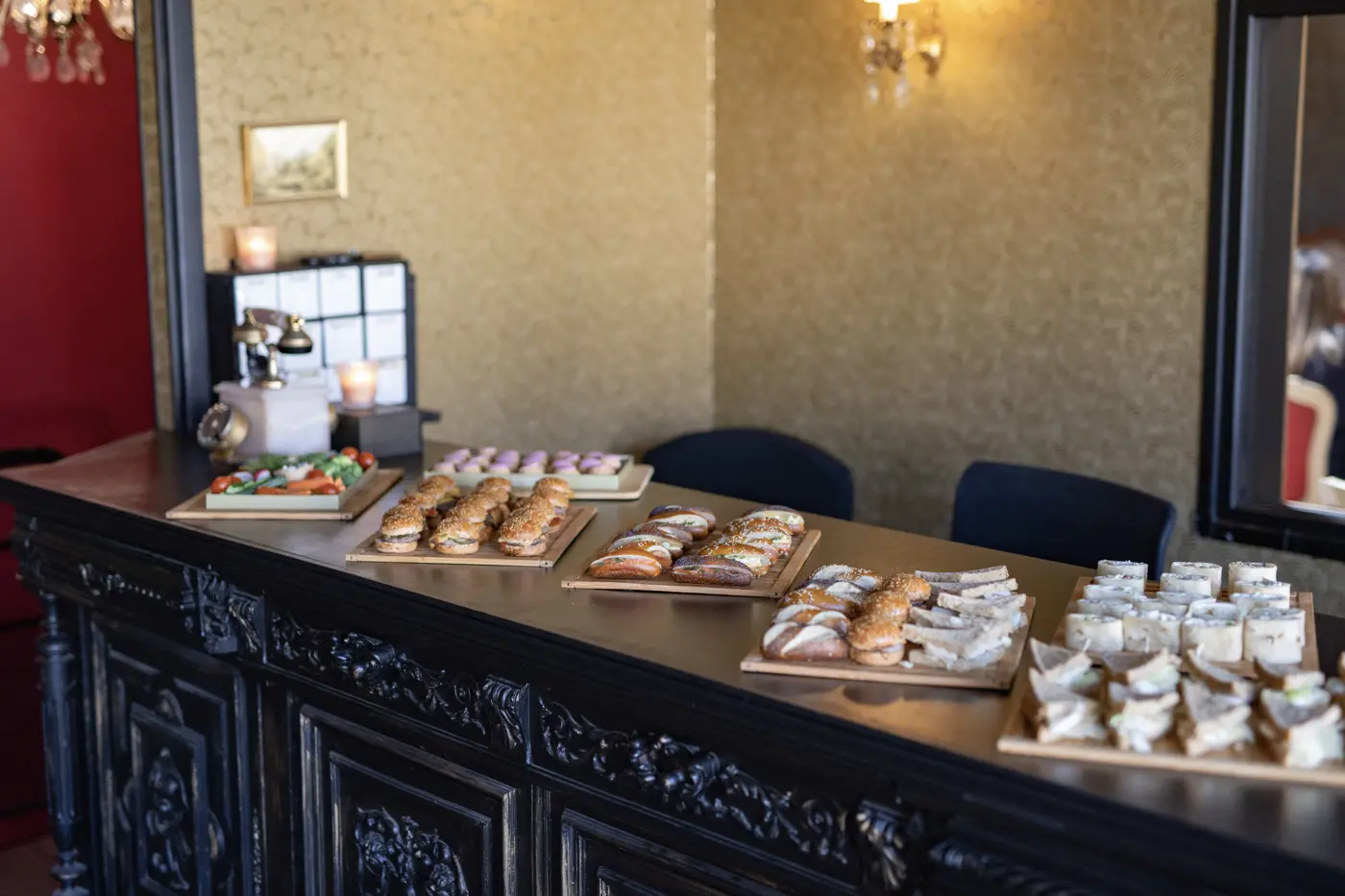 Buffet dressé sur le comptoir sculpté