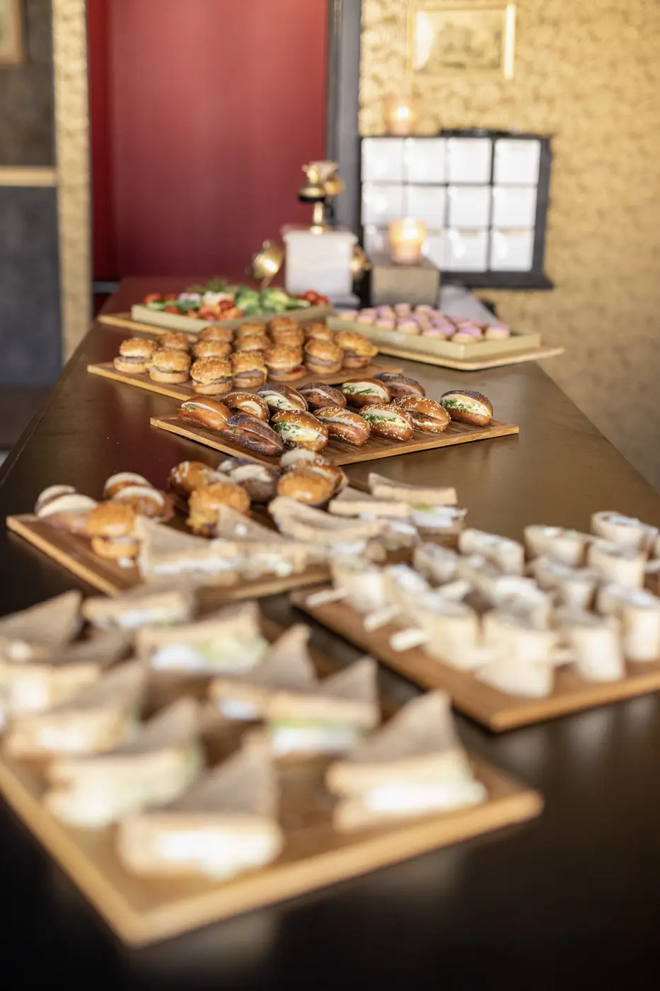 Plateaux de mignardises et de sandwichs