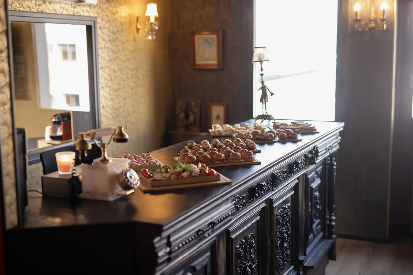 Buffet près de la fenêtre du salon