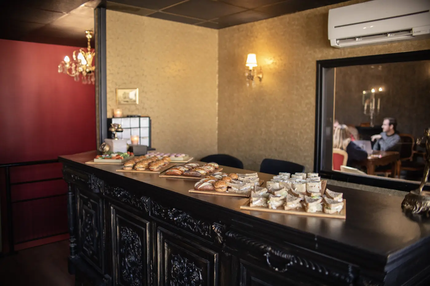 Buffet prêt dans la salle de réception
