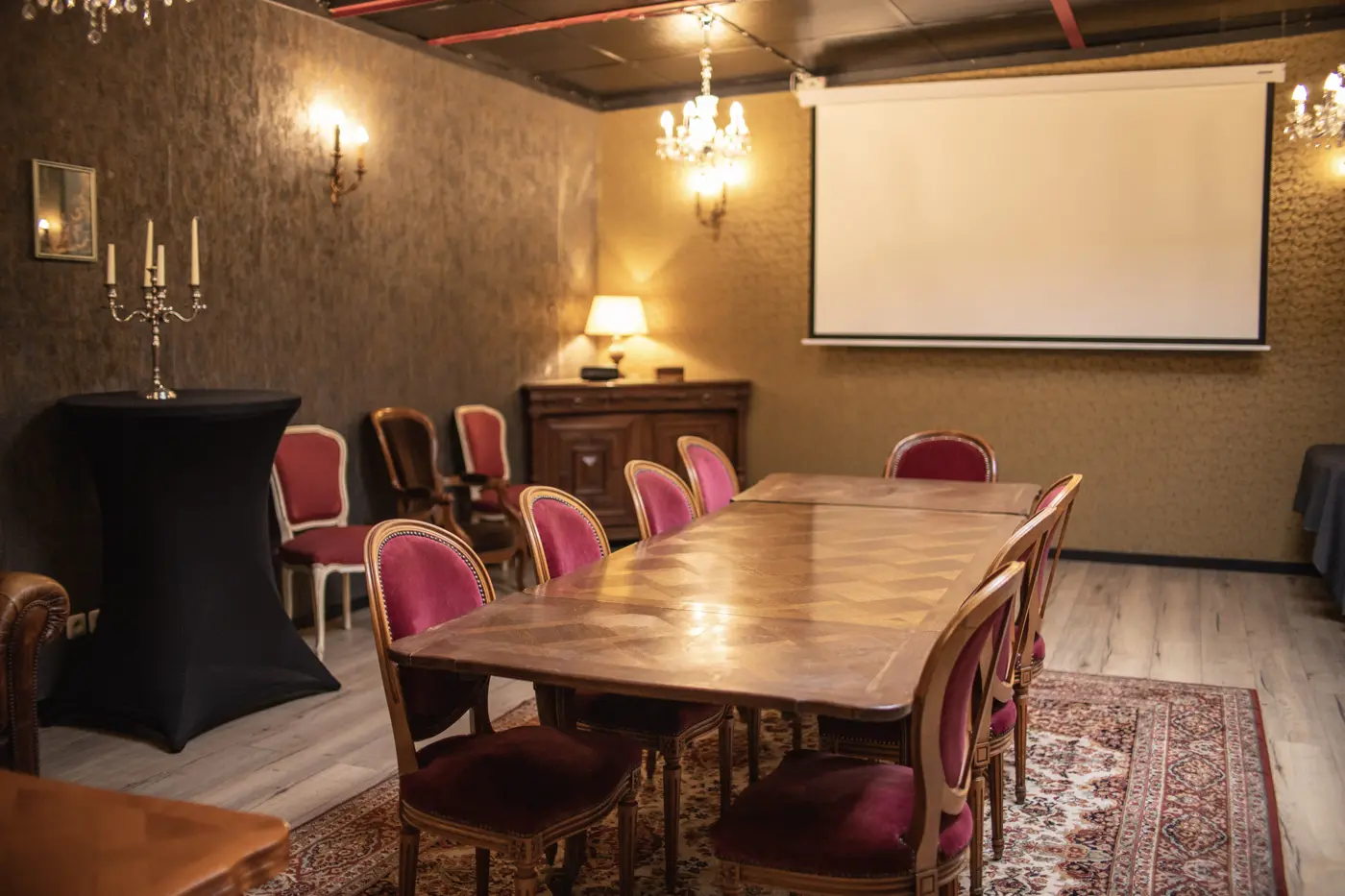 Salle de réunion avec écran de projection