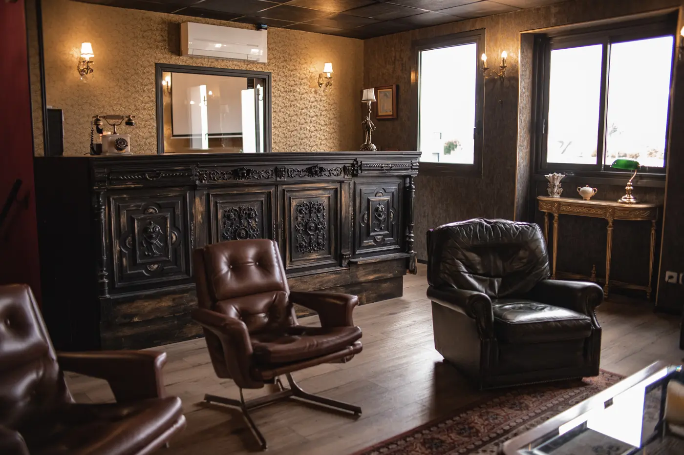 Salon aux fauteuils de cuir