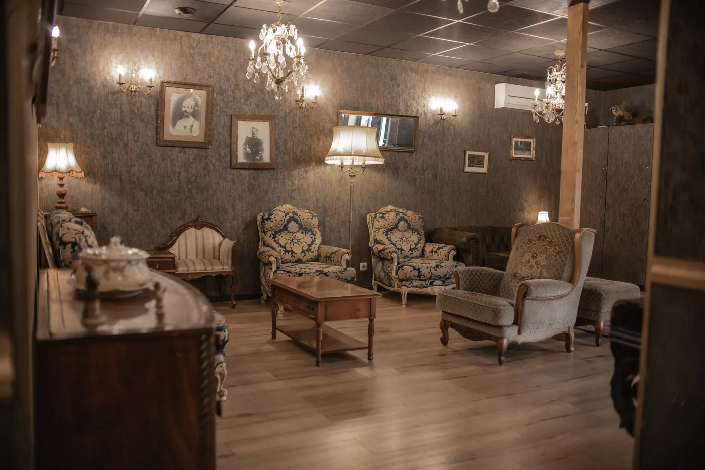 Salon de réception au décor de manoir