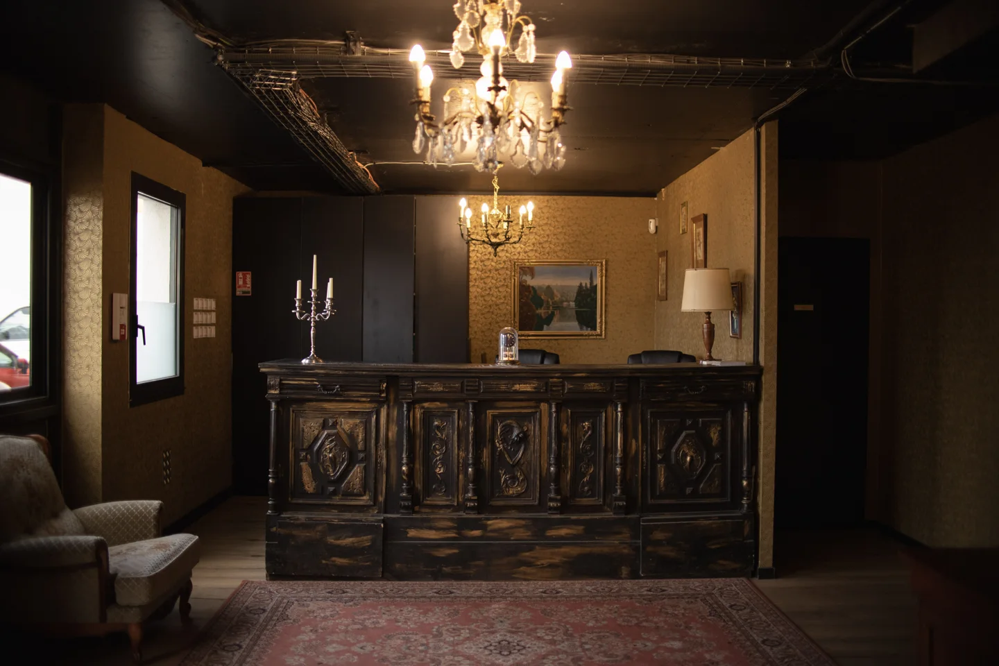 Le comptoir de réception sous les lustres